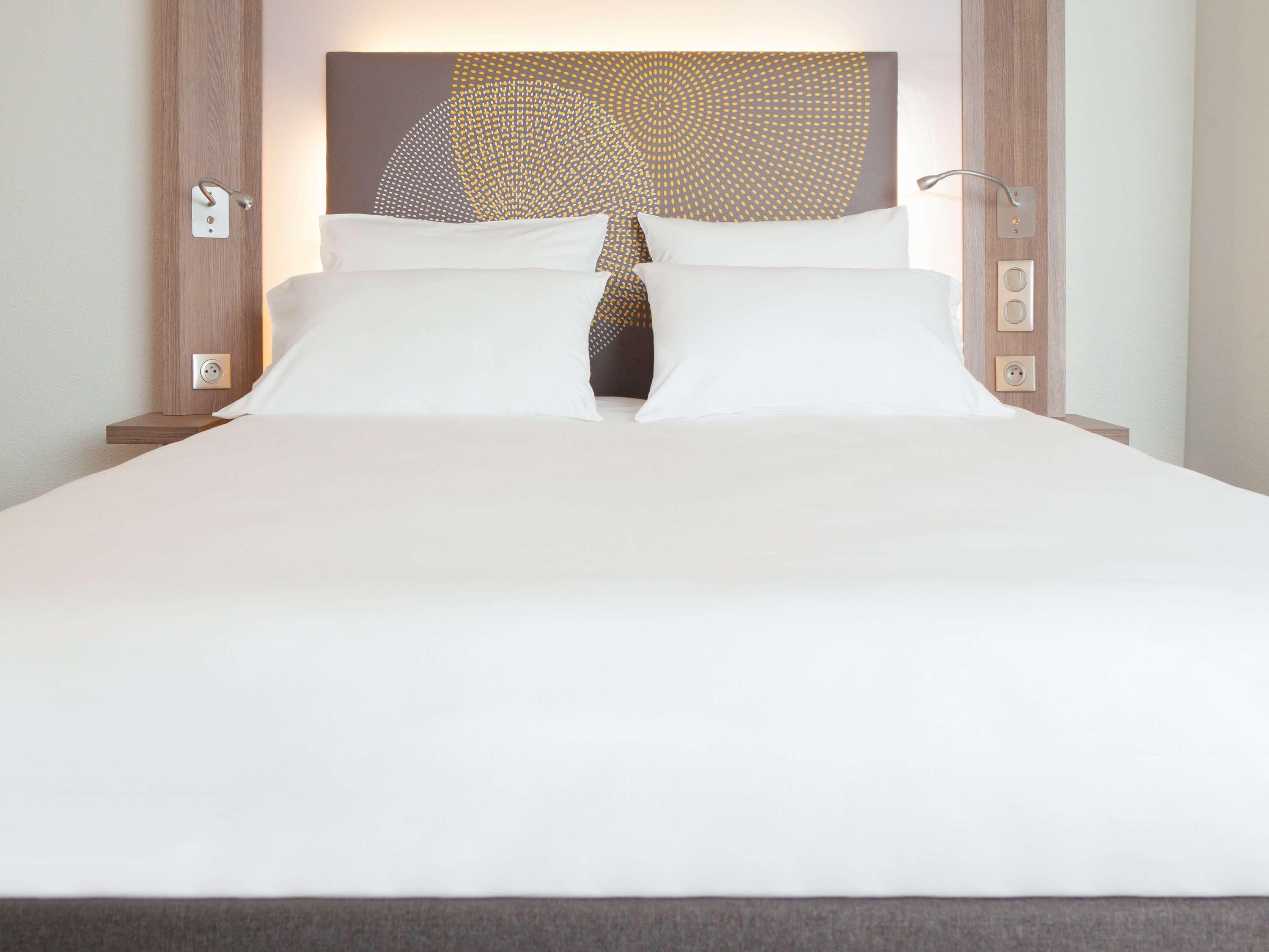 Novotel Chennai Sipcot Exterior photo A bed with a duvet