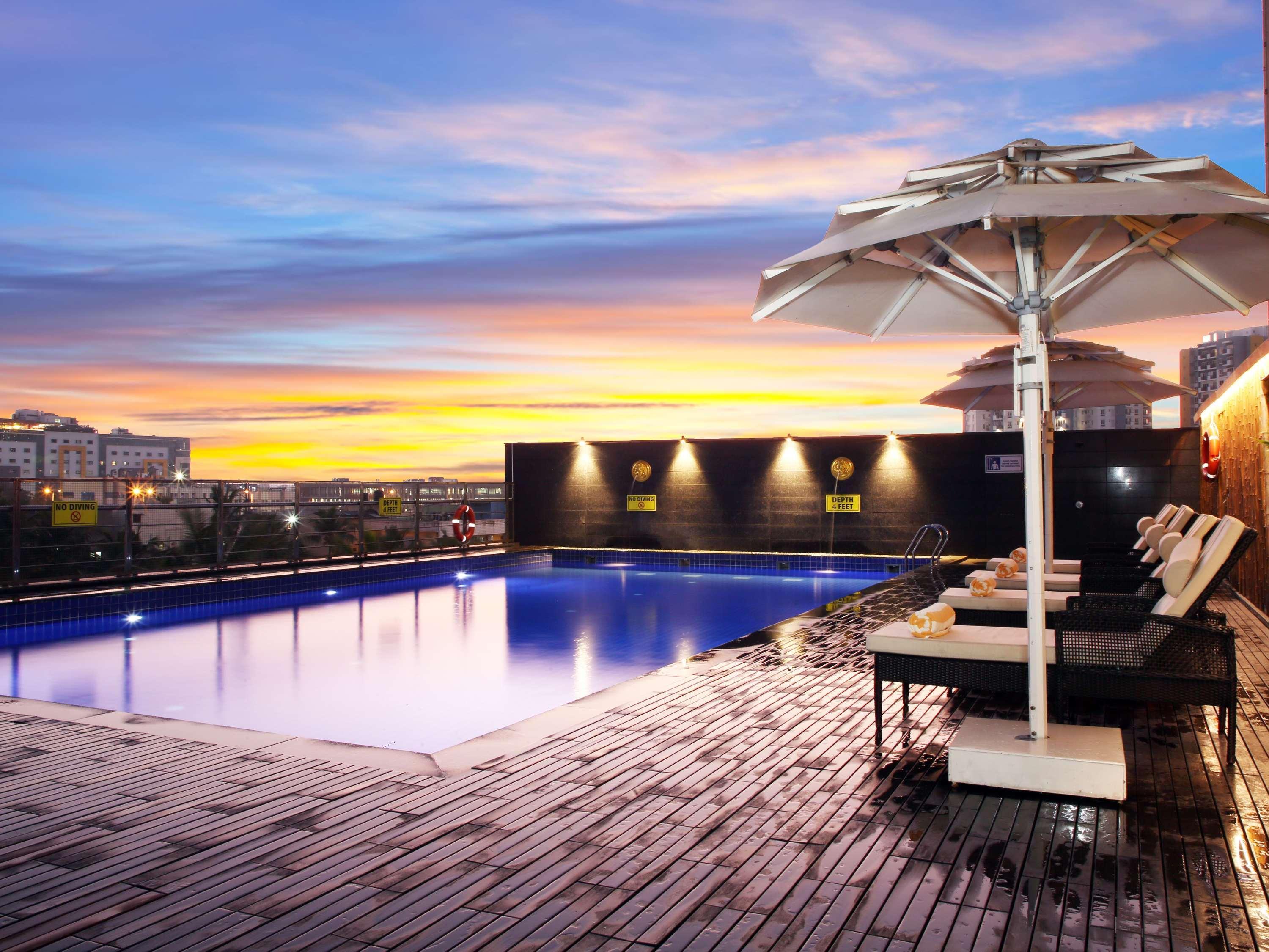 Novotel Chennai Sipcot Exterior photo The swimming pool at the hotel