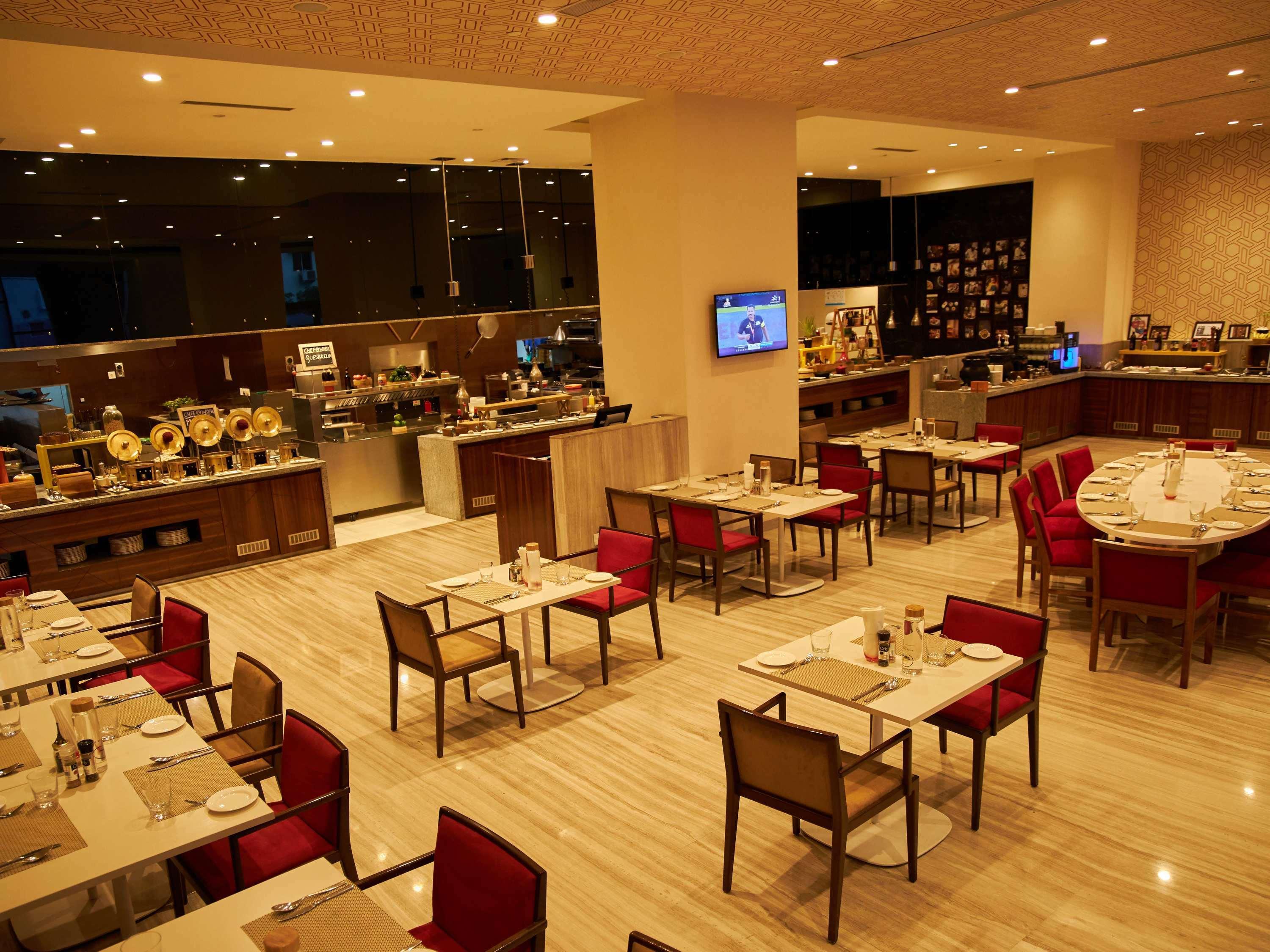 Novotel Chennai Sipcot Exterior photo The restaurant at the hotel